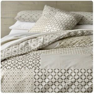 Crate and Barrel F/Q Duvet Set